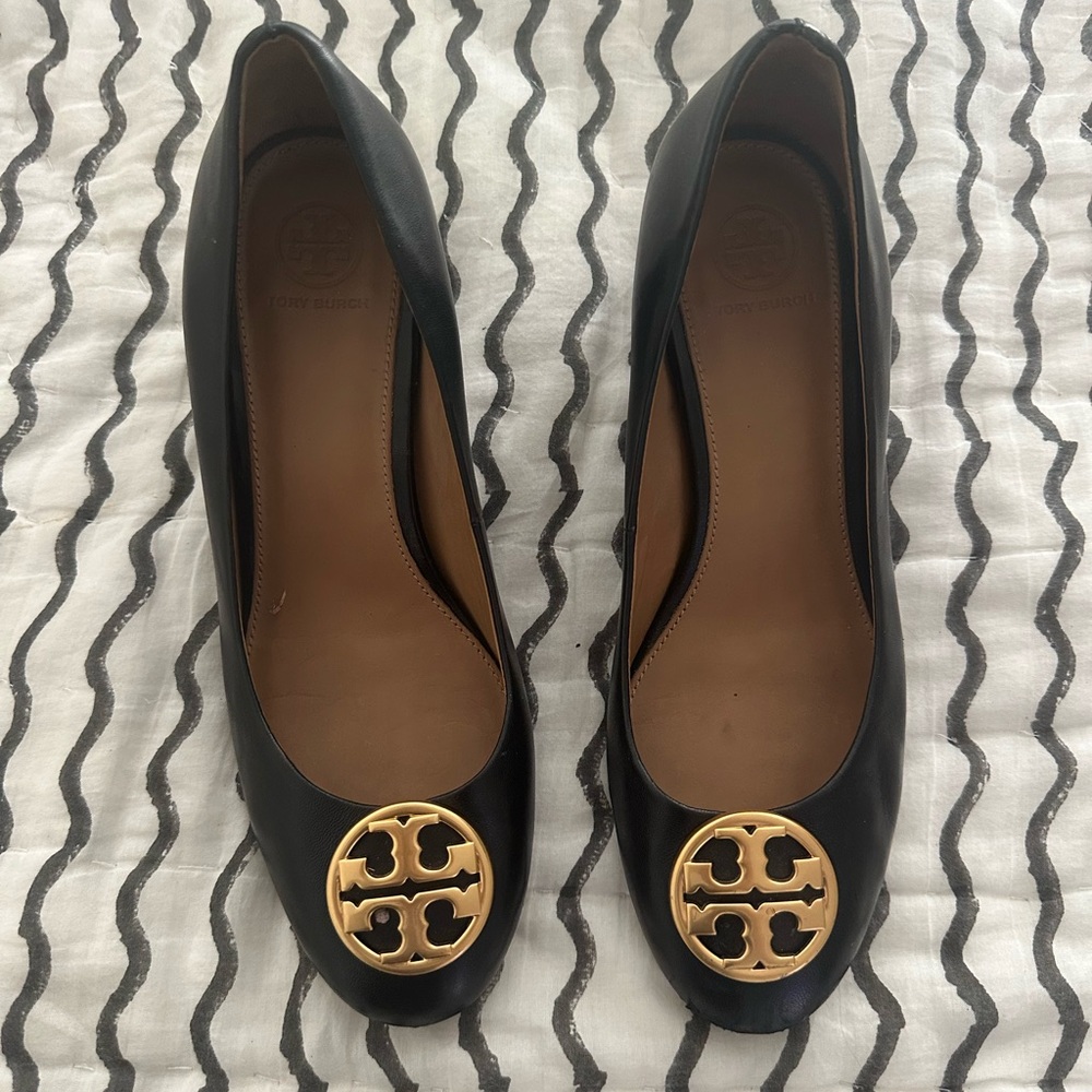 Tory Burch Women's Chelsea Pump in Black with Gold Emblem